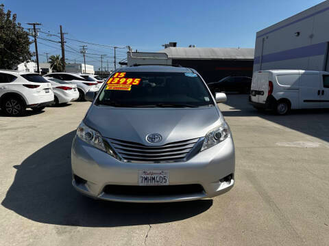 2015 Toyota Sienna LE FWD photo