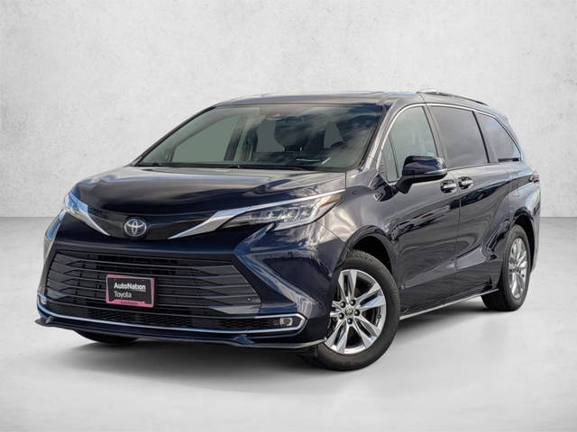 2023 Toyota Sienna Limited FWD photo