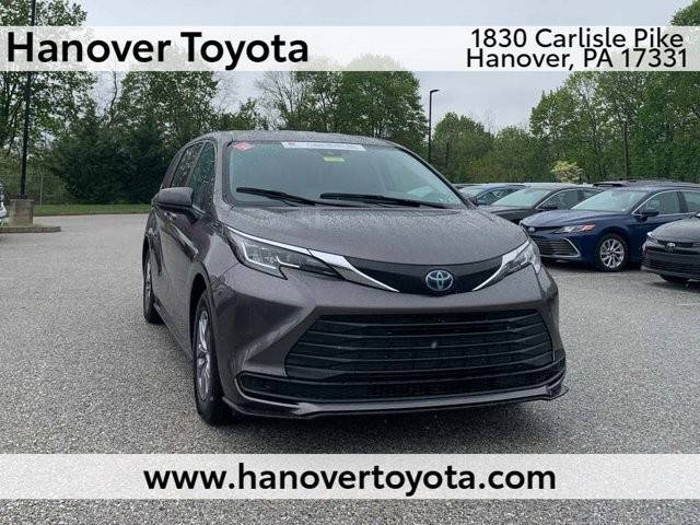 2023 Toyota Sienna LE FWD photo