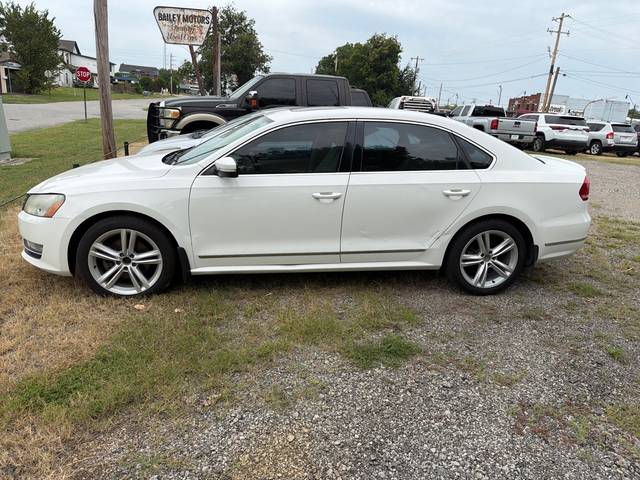 2015 Volkswagen Passat 2.0L TDI SE w/Sunroof & Nav FWD photo