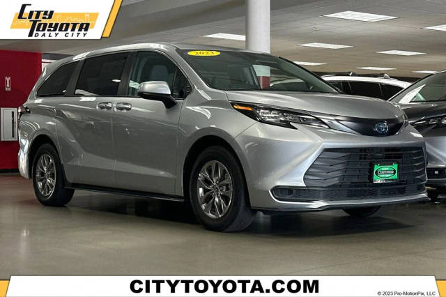 2023 Toyota Sienna LE FWD photo
