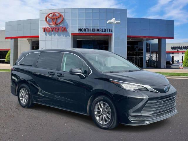 2022 Toyota Sienna LE FWD photo