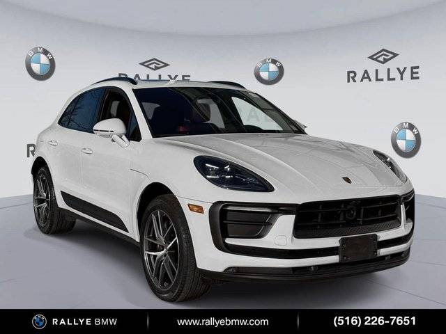 2023 Porsche Macan  AWD photo