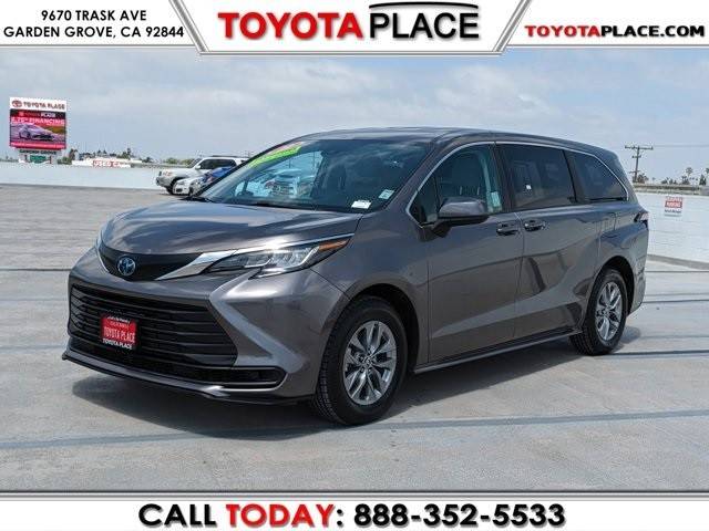 2022 Toyota Sienna LE FWD photo