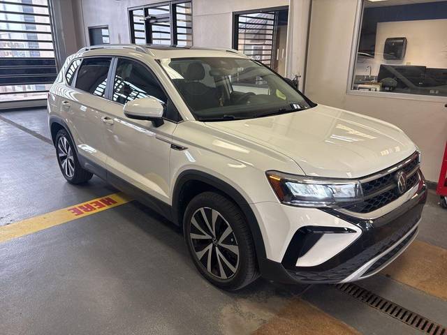 2023 Volkswagen Taos SE AWD photo