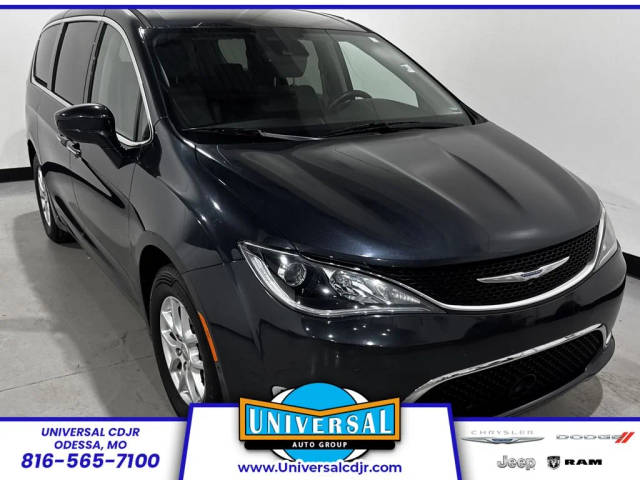 2020 Chrysler Pacifica Minivan Touring FWD photo