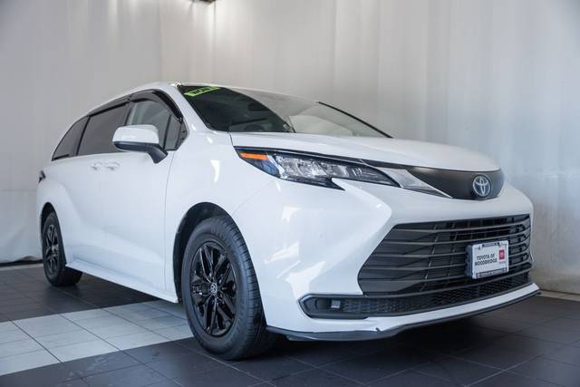 2023 Toyota Sienna LE FWD photo