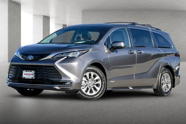 2021 Toyota Sienna XLE FWD photo