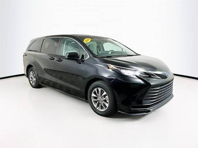 2022 Toyota Sienna LE FWD photo