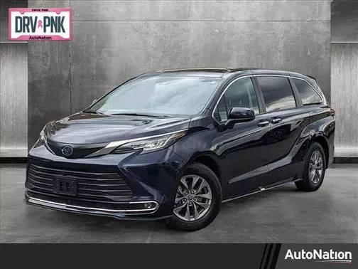 2022 Toyota Sienna XLE FWD photo