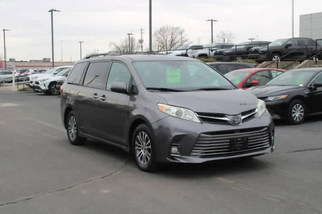 2019 Toyota Sienna XLE FWD photo