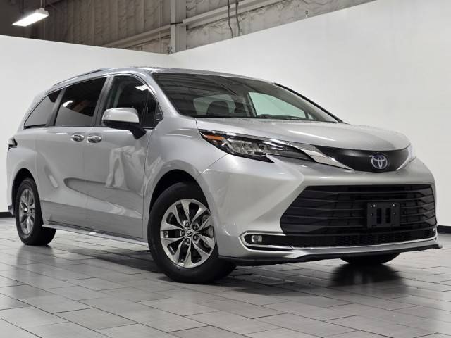 2023 Toyota Sienna XLE FWD photo