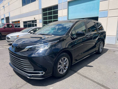 2023 Toyota Sienna XLE FWD photo