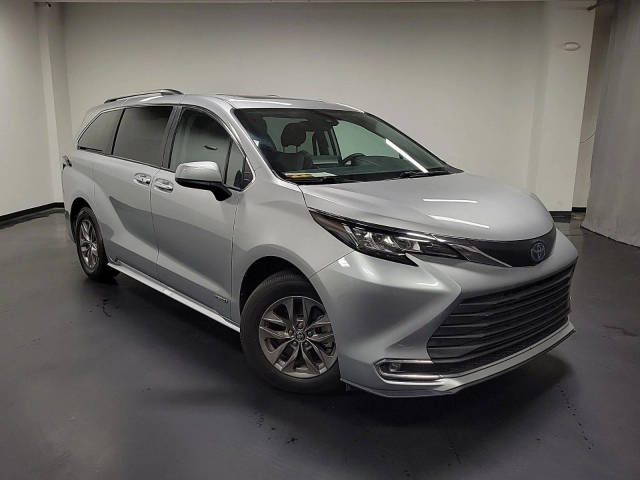 2021 Toyota Sienna XLE FWD photo