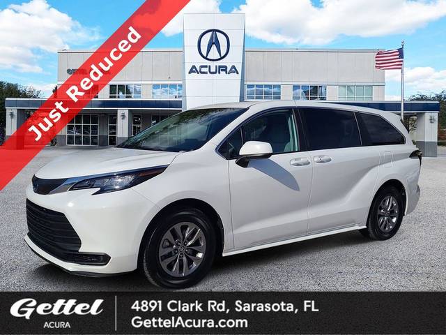 2023 Toyota Sienna LE FWD photo