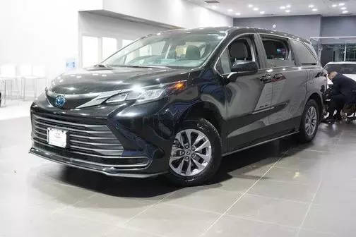 2023 Toyota Sienna LE FWD photo