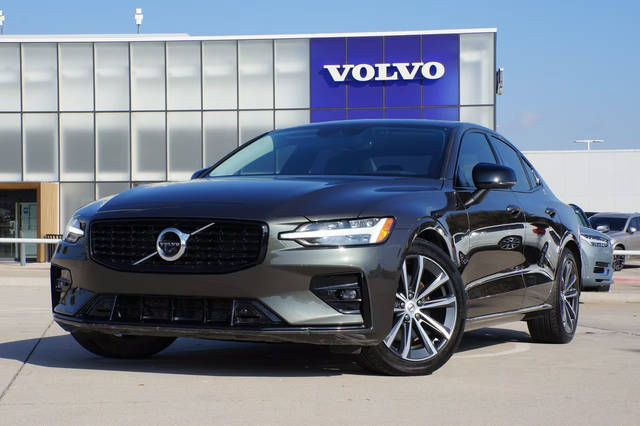 2022 Volvo S60 Momentum FWD photo