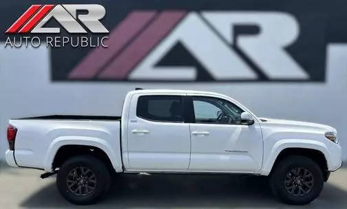 2022 Toyota Tacoma SR5 4WD photo