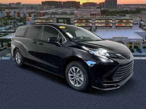 2022 Toyota Sienna LE FWD photo