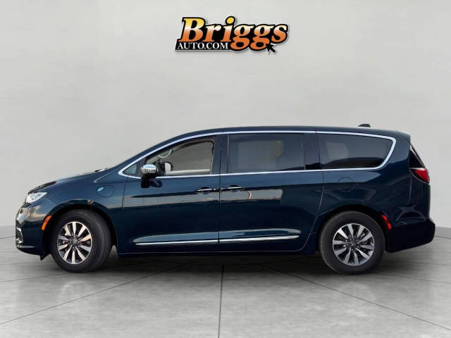 2023 Chrysler Pacifica Minivan Hybrid Limited FWD photo