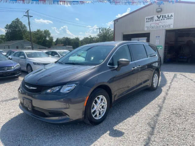 2021 Chrysler Voyager LX FWD photo