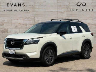 2023 Nissan Pathfinder SL 4WD photo