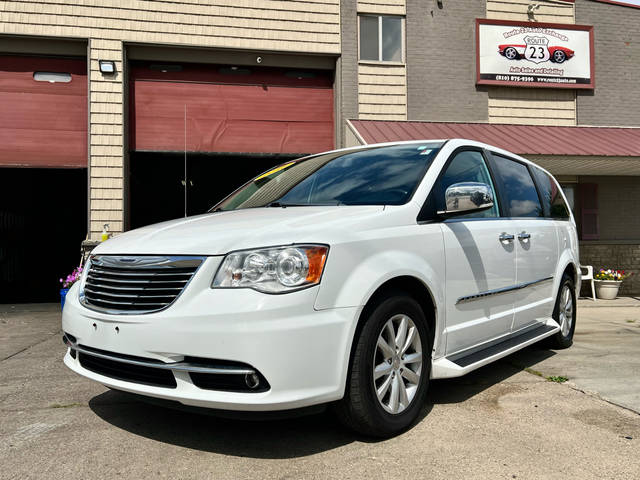 2016 Chrysler Town and Country Limited Platinum FWD photo