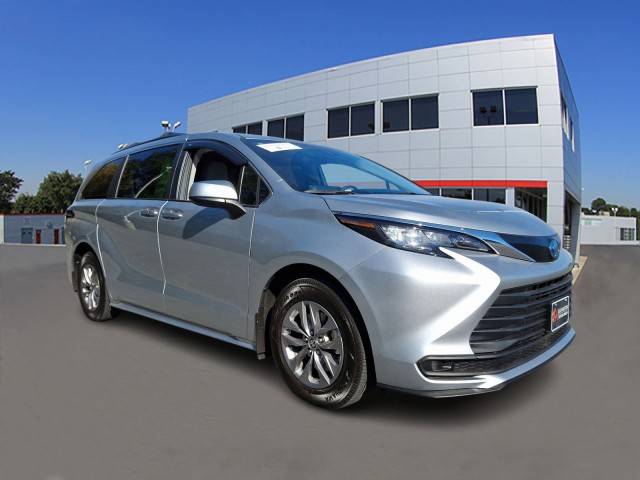 2023 Toyota Sienna LE FWD photo