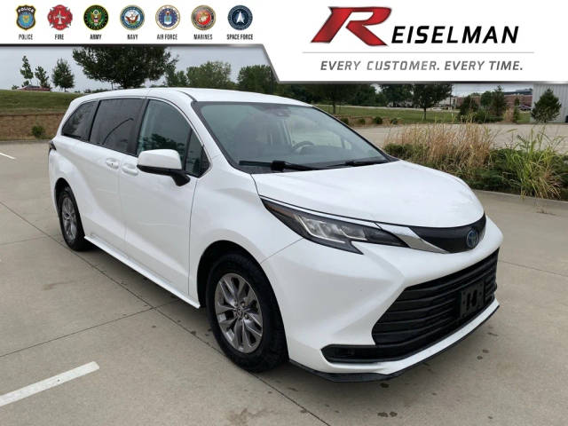 2022 Toyota Sienna LE FWD photo