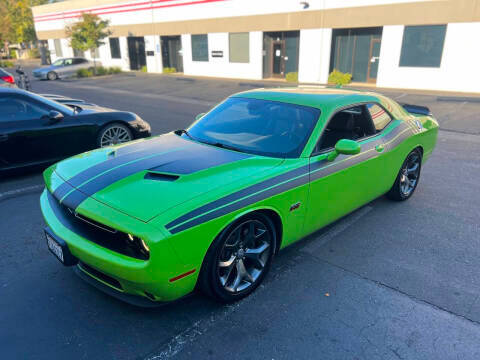 2015 Dodge Challenger R/T Plus RWD photo