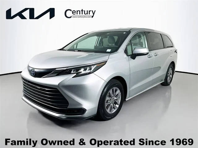 2023 Toyota Sienna LE FWD photo