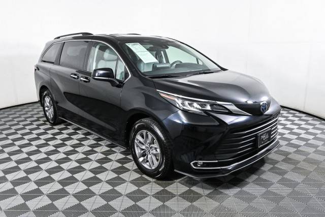 2023 Toyota Sienna XLE FWD photo