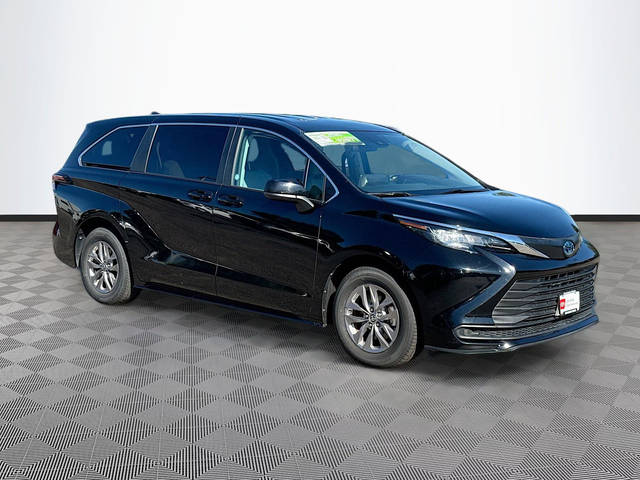 2023 Toyota Sienna LE FWD photo