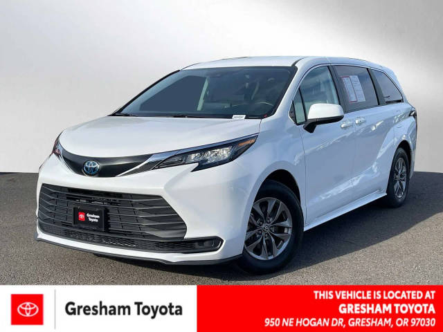 2023 Toyota Sienna LE FWD photo