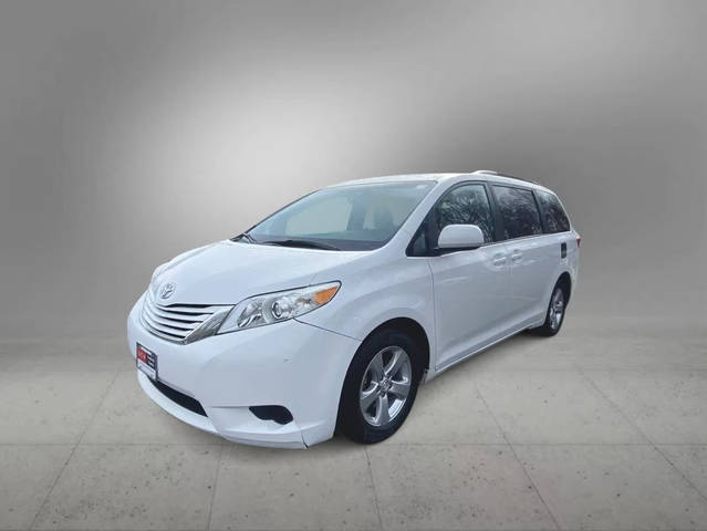 2015 Toyota Sienna LE FWD photo