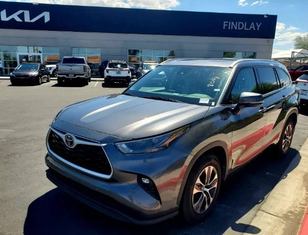 2022 Toyota Highlander XLE FWD photo