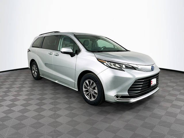 2023 Toyota Sienna XLE FWD photo