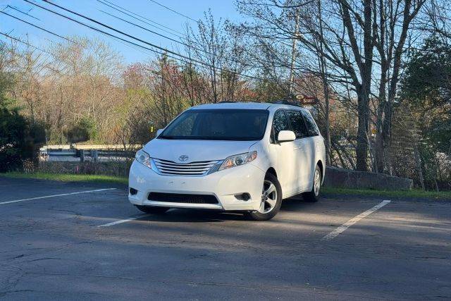 2015 Toyota Sienna LE AAS FWD photo