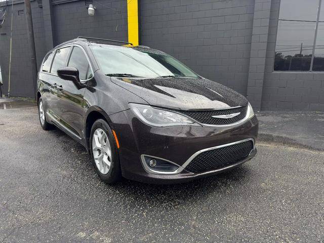 2017 Chrysler Pacifica Minivan Touring-L FWD photo