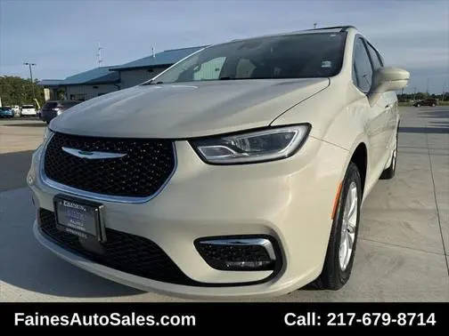 2021 Chrysler Pacifica Minivan Touring AWD photo