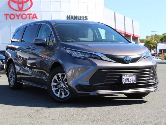 2021 Toyota Sienna LE FWD photo