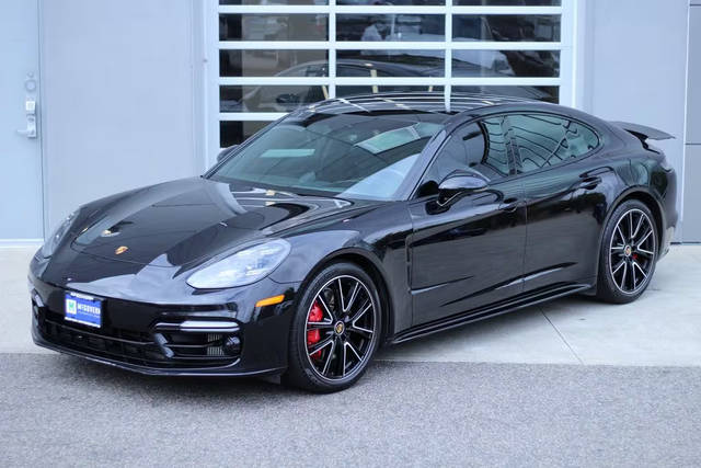 2022 Porsche Panamera GTS AWD photo