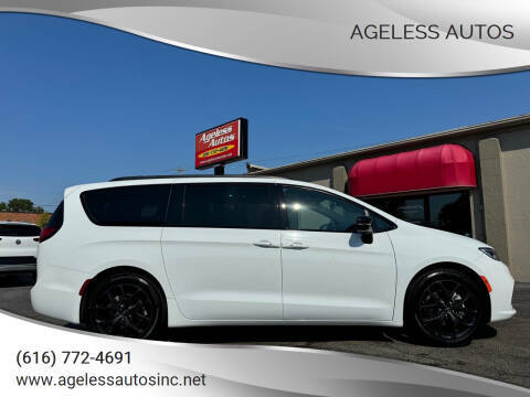 2023 Chrysler Pacifica Minivan Limited FWD photo