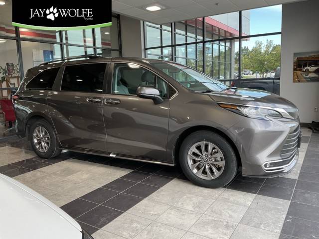 2023 Toyota Sienna XLE FWD photo