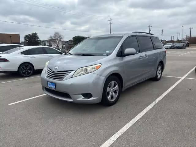 2015 Toyota Sienna LE FWD photo