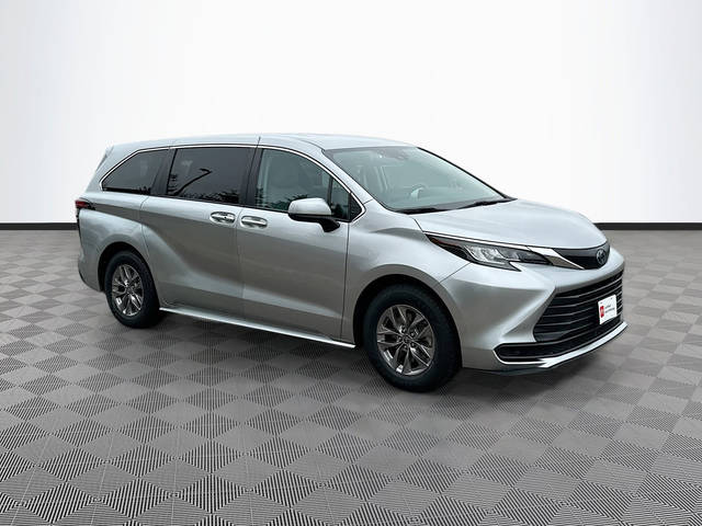 2022 Toyota Sienna LE FWD photo