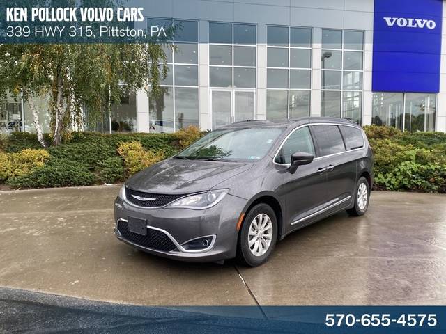 2017 Chrysler Pacifica Minivan Touring-L FWD photo