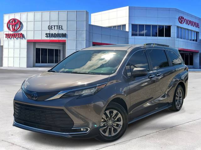 2022 Toyota Sienna XLE FWD photo