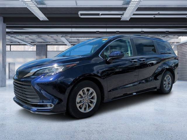 2022 Toyota Sienna XLE FWD photo