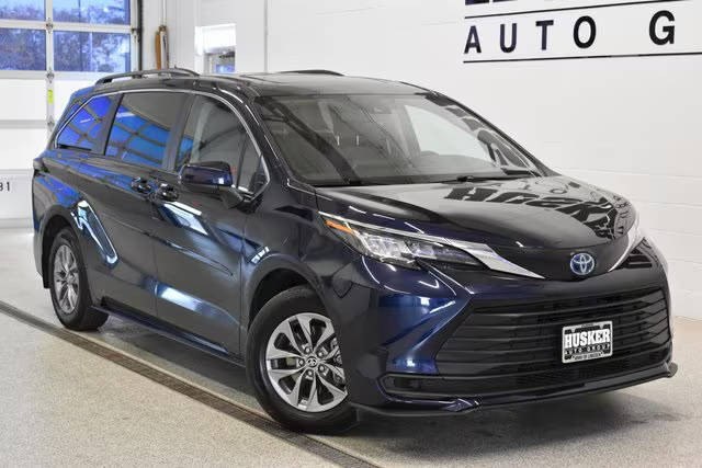 2023 Toyota Sienna LE AWD photo